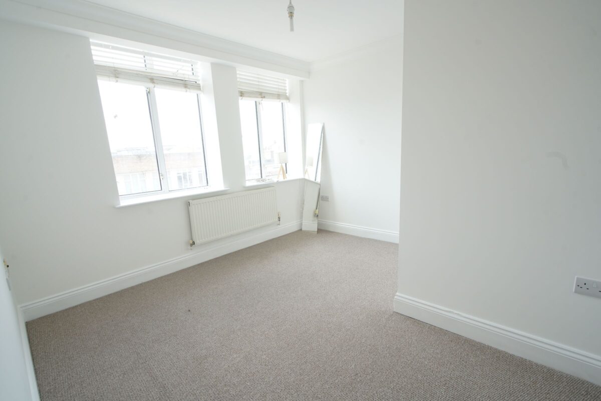 Flat , Byron Court, - South Street, Romford