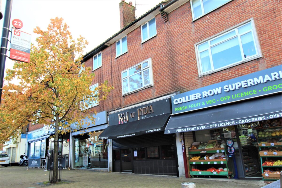 a Collier Row Road, Romford